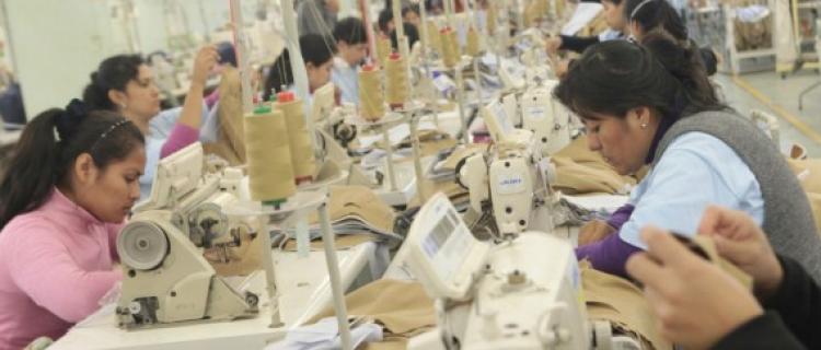 Los créditos en los sectores manufactura y comercio se desaceleran en el último año