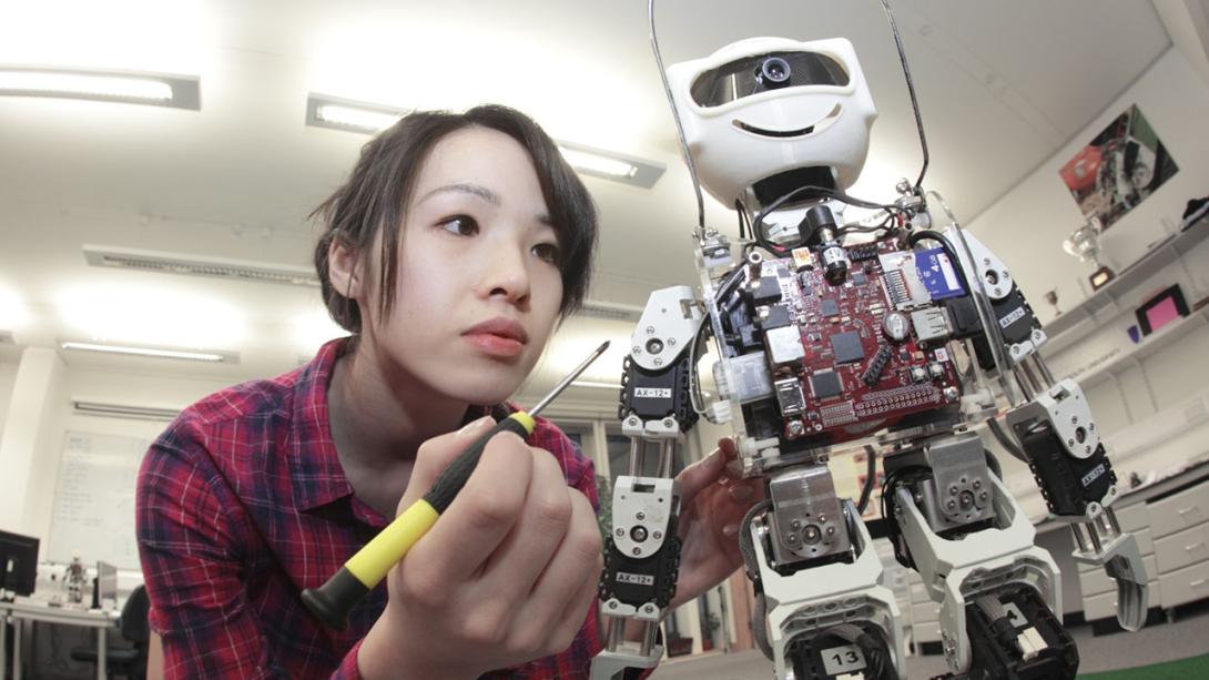 Las mujeres enfrentan mayor riesgo laboral por robots Las mujeres enfrentan mayor riesgo laboral por robots